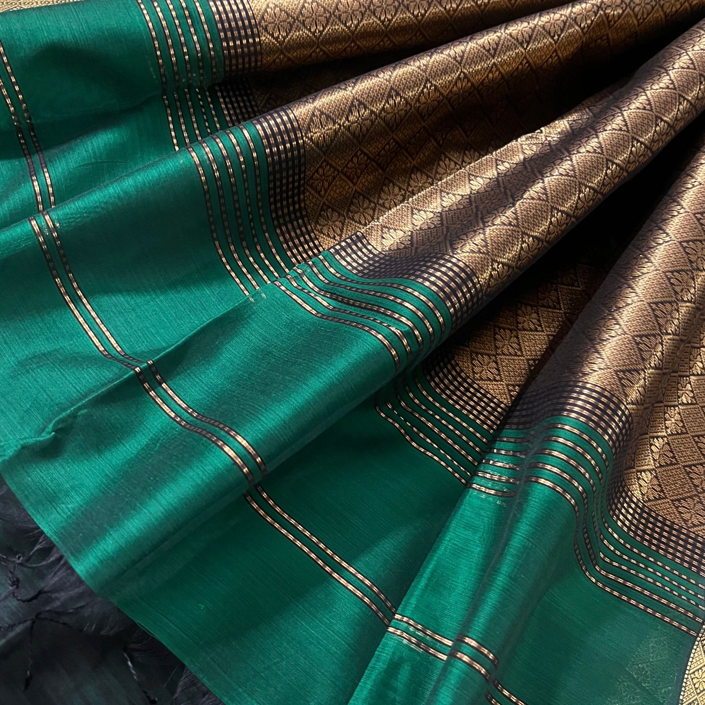 Dark green Maheshwari saree with zari pattern on pallu