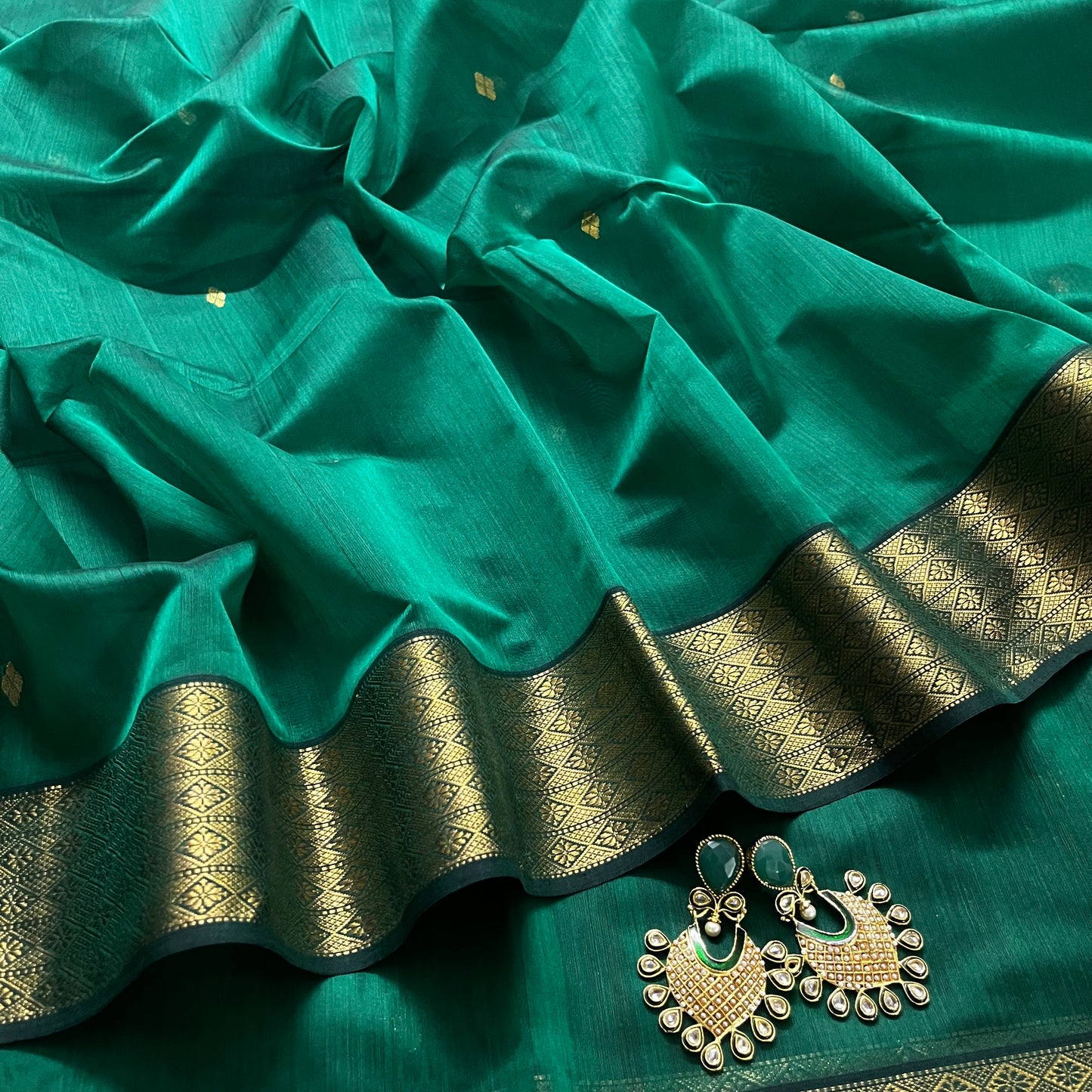 Dark green Maheshwari saree with zari pattern on pallu