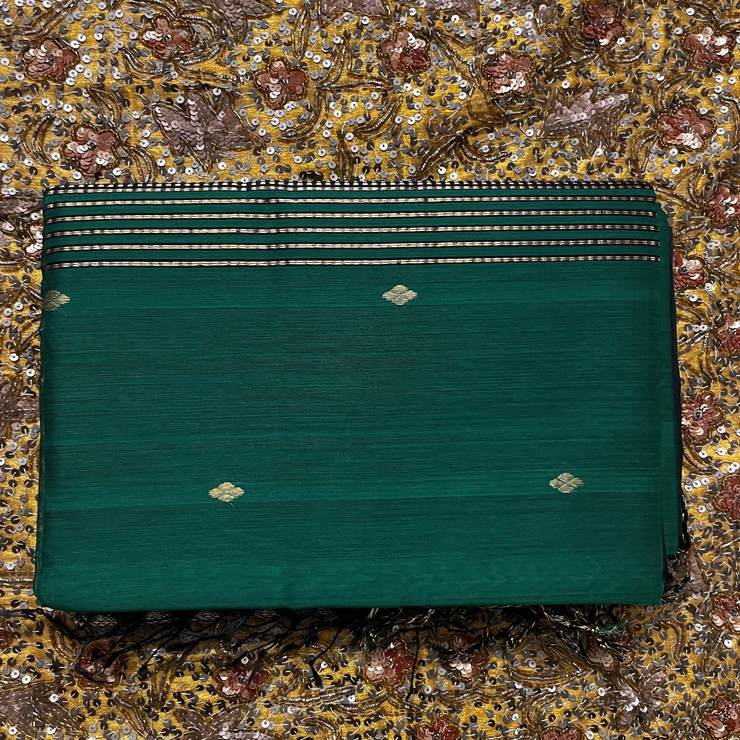 Dark green Maheshwari saree with zari pattern on pallu