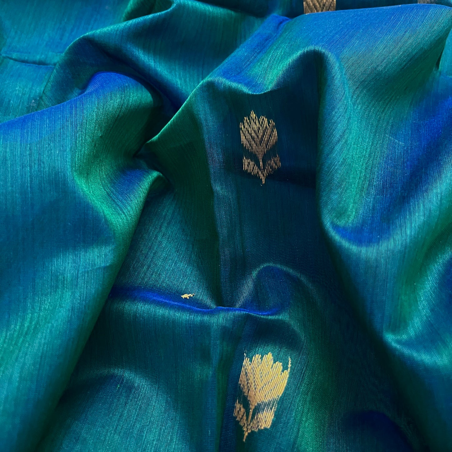 Peacock green & blue dual tone maheshwari saree with flower motifs all over