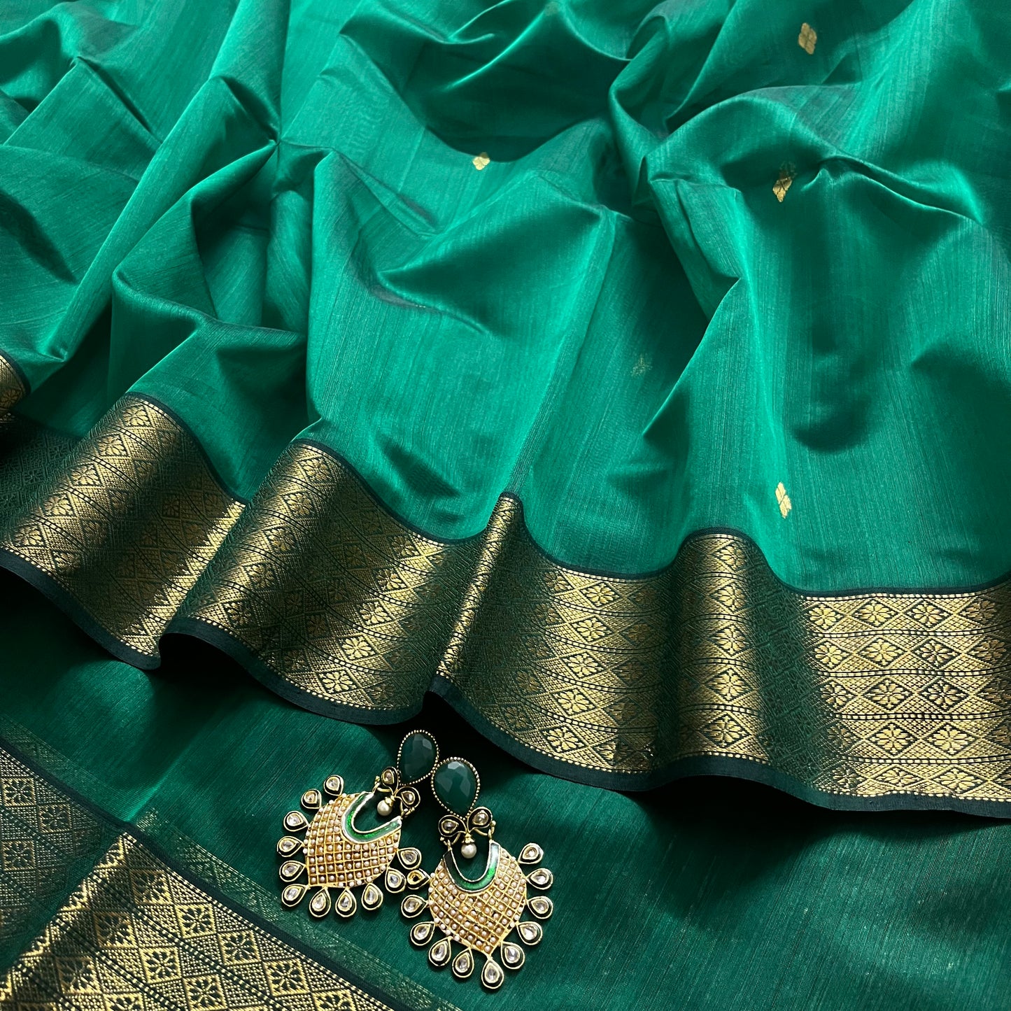 Dark green Maheshwari saree with zari pattern on pallu