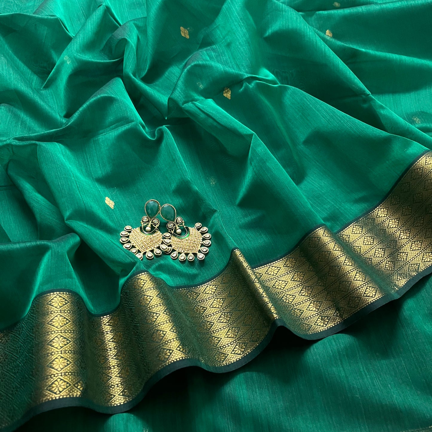 Dark green Maheshwari saree with zari pattern on pallu