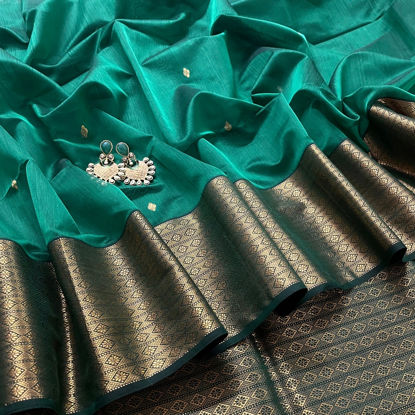 Dark green Maheshwari saree with zari pattern on pallu