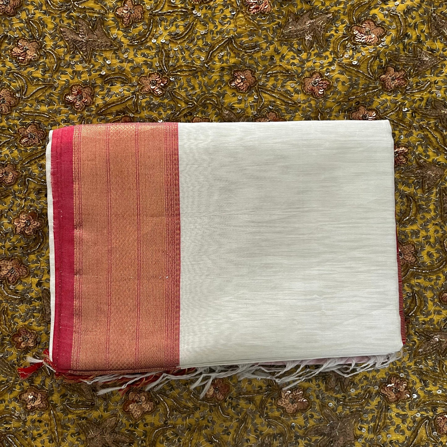 White and red Maheshwari saree with zari lines on pallu
