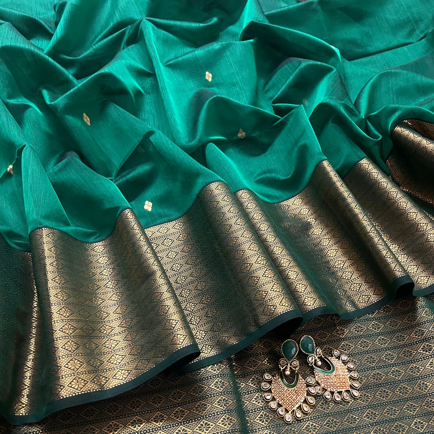Dark green Maheshwari saree with zari pattern on pallu