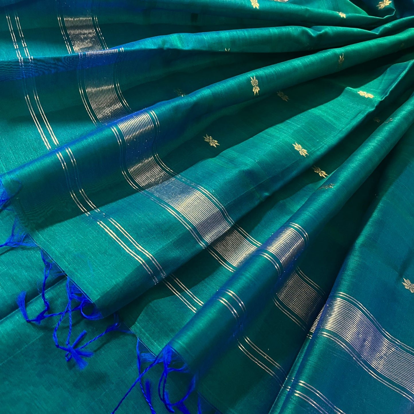 Peacock green dual tone maheshwari saree with flower bootis all over