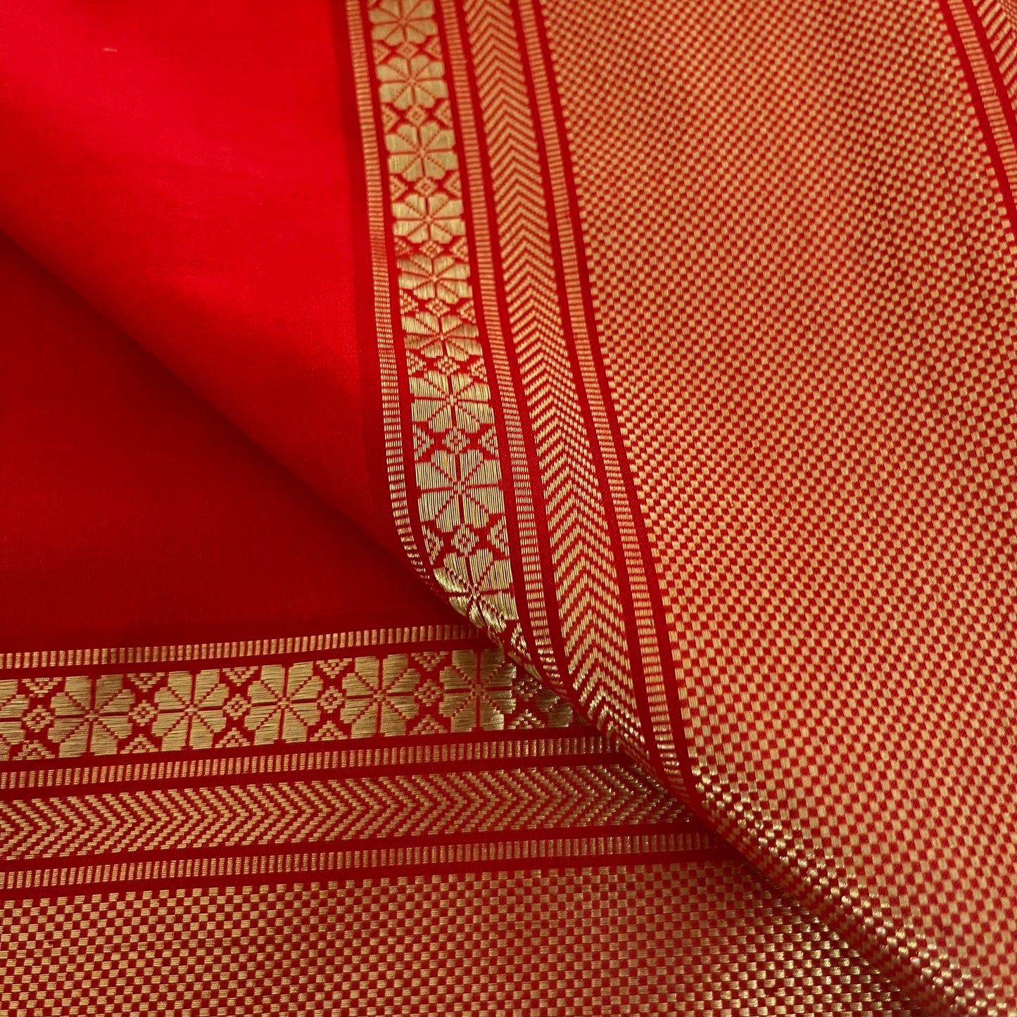 Deep Red Maheshwari silk saree with flower bootis all over