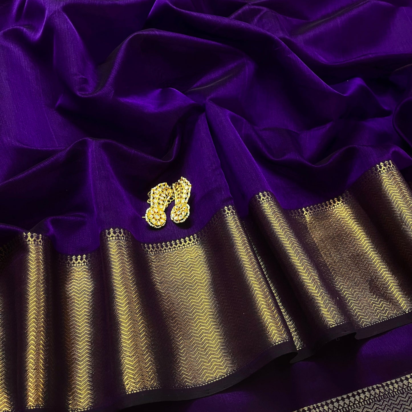 Dark purple Maheshwari saree with zari lines on pallu