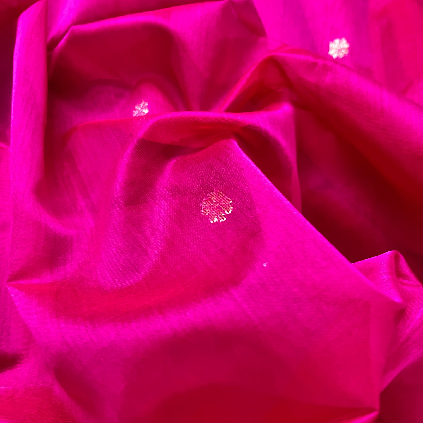 Pink and olive green Maheshwari saree with flower motifs on pallu