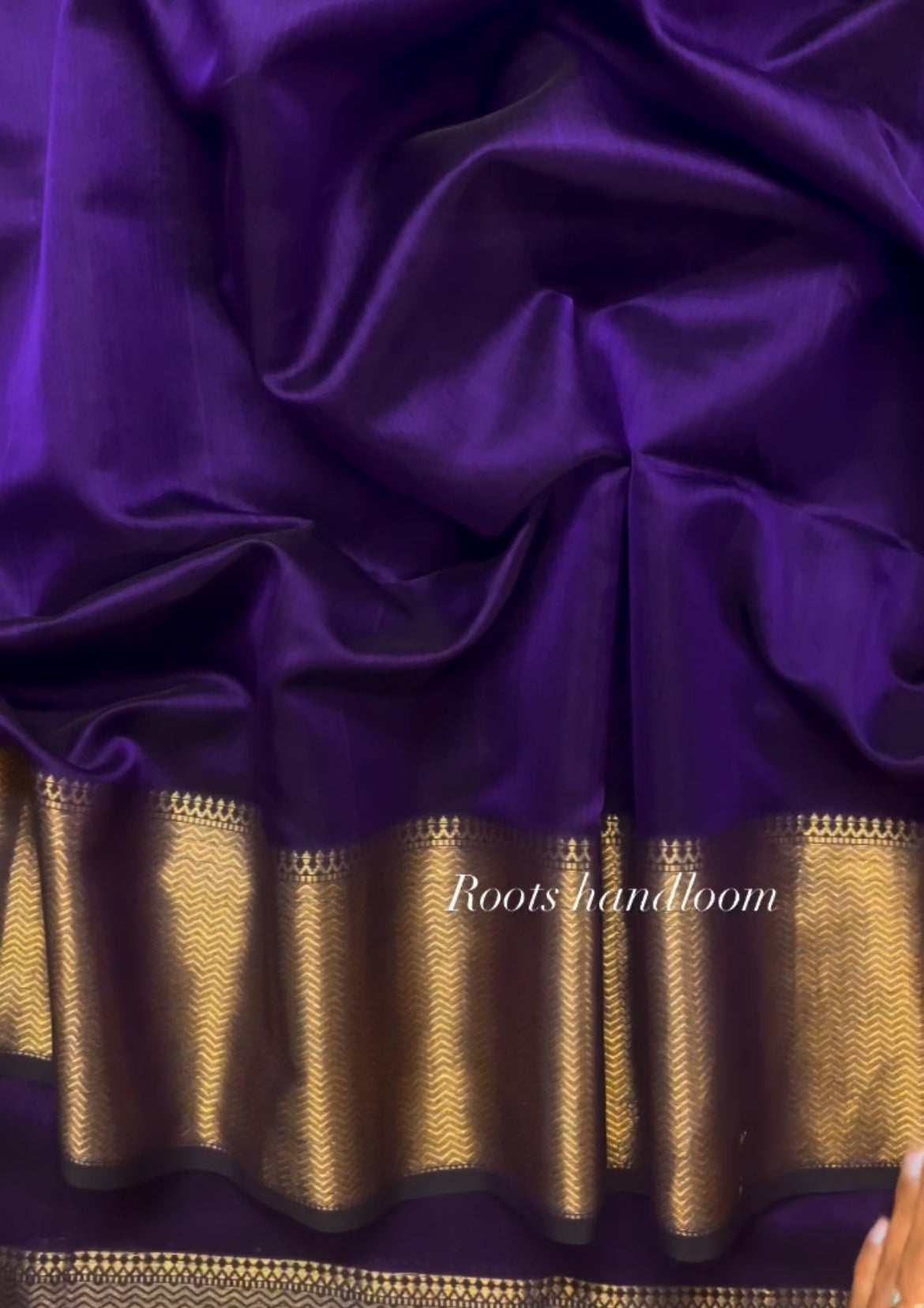 Dark purple Maheshwari saree with zari lines on pallu