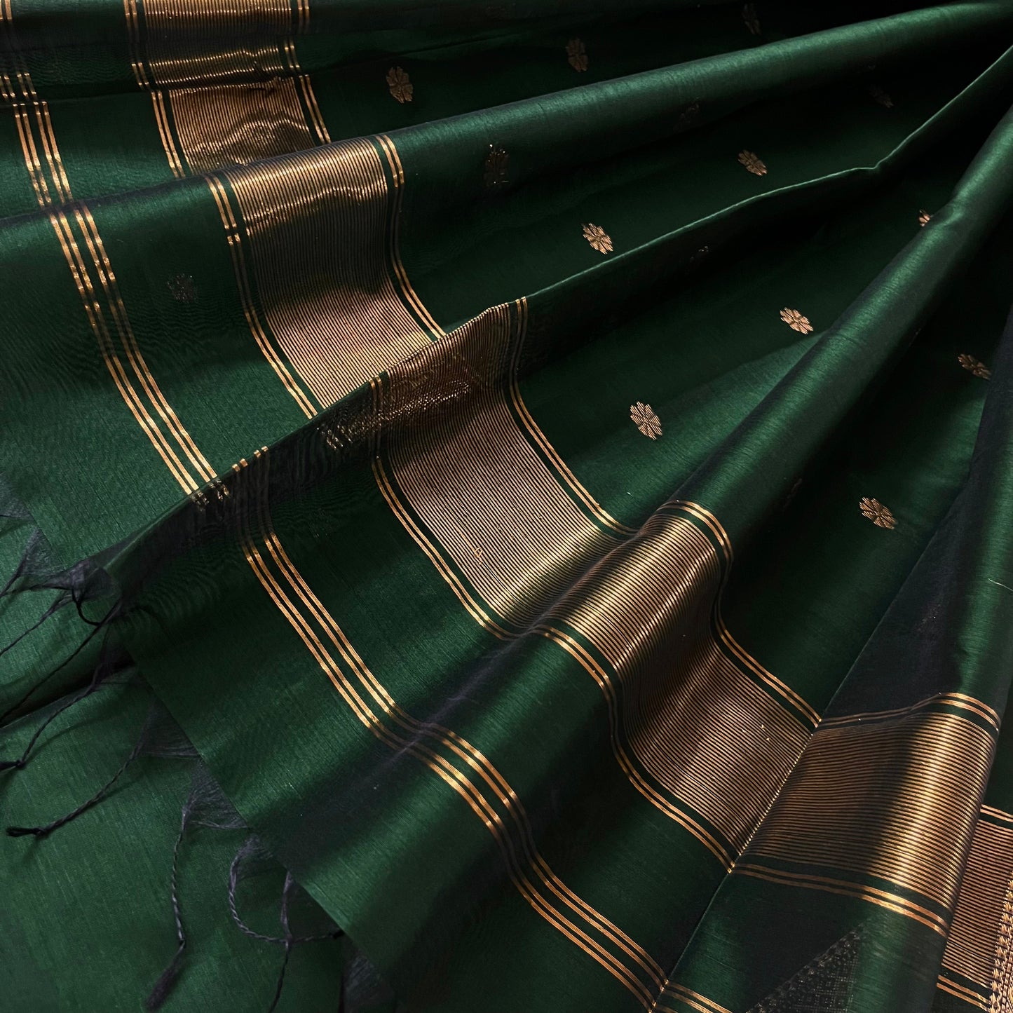 Dark green maheshwari with saree with flower bootis all over