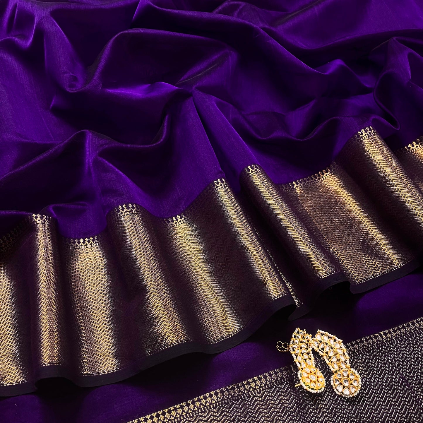 Dark purple Maheshwari saree with zari lines on pallu