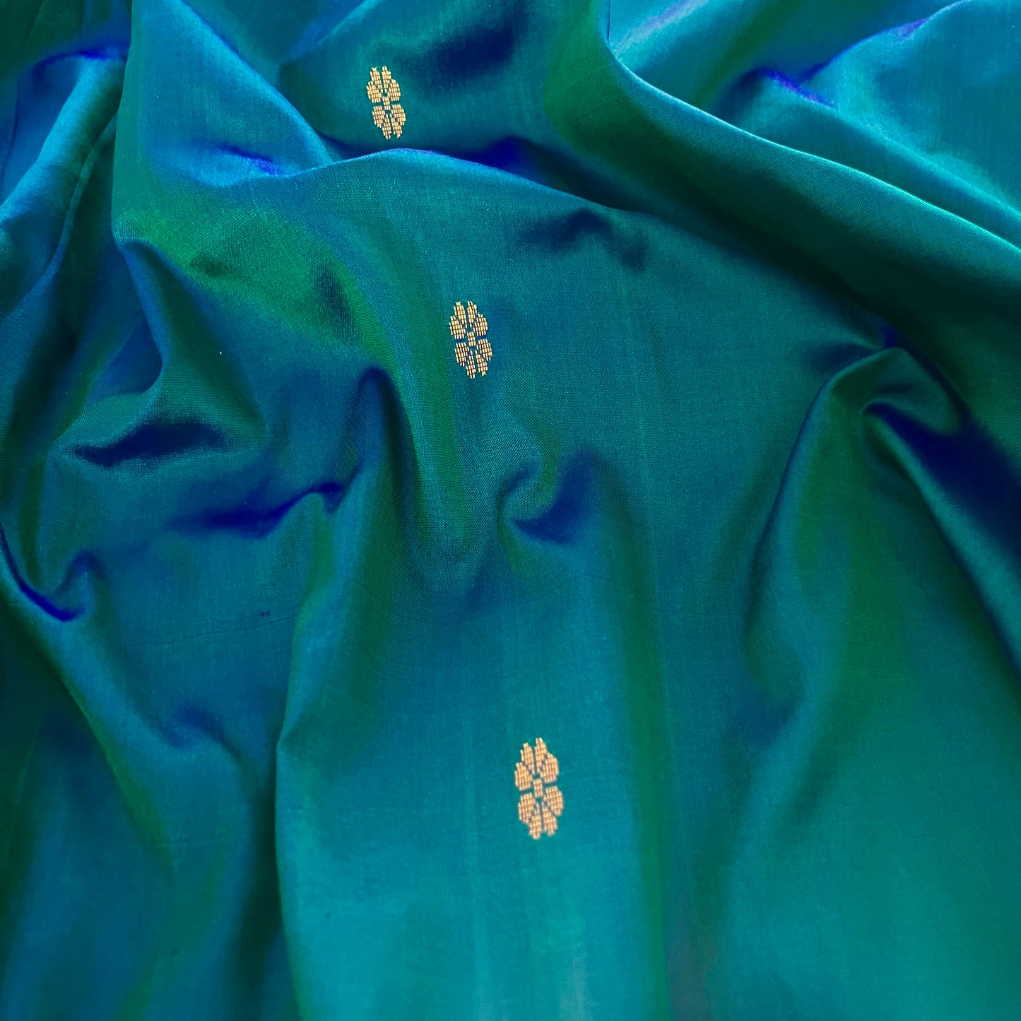 Peacock blue dual tone Maheshwari silk saree with flower bootis all over