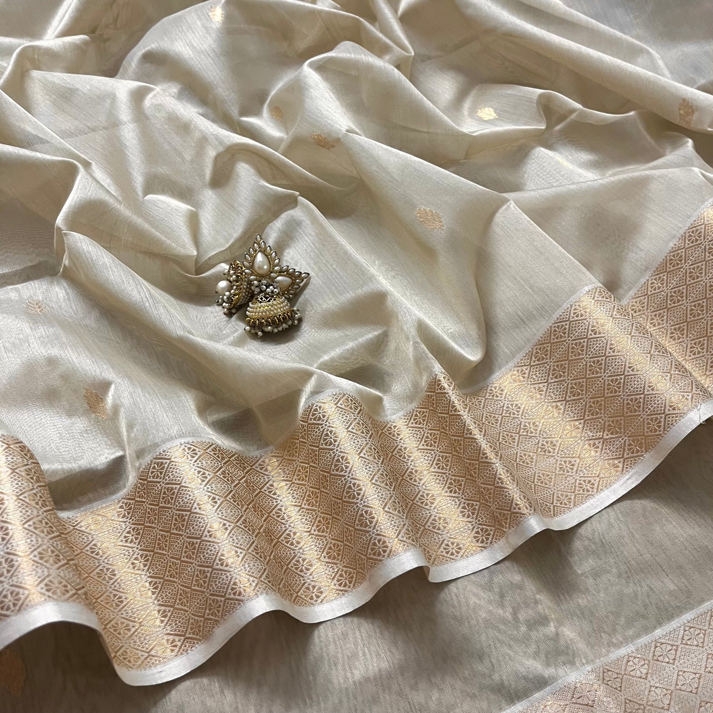 Light beige Maheshwari saree with zari motifs on pallu