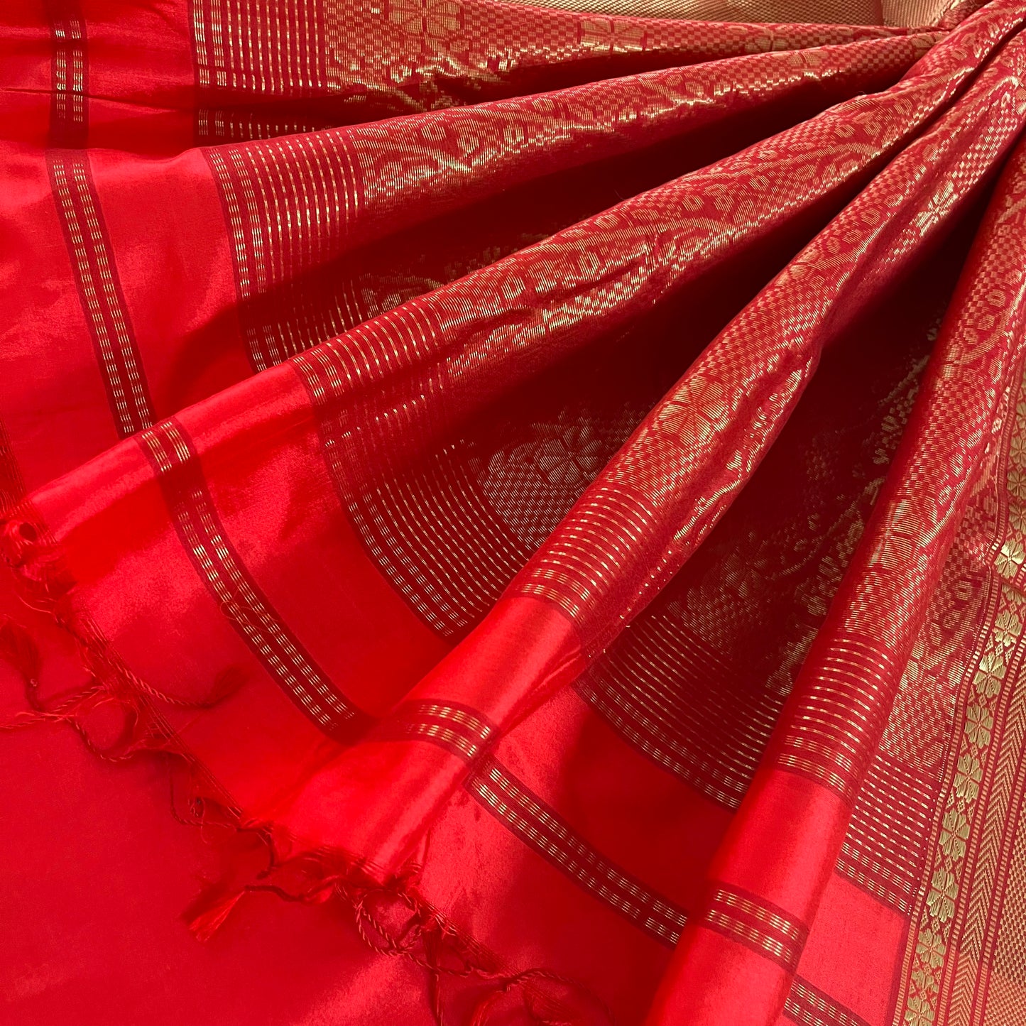 Deep Red Maheshwari silk saree with flower bootis all over