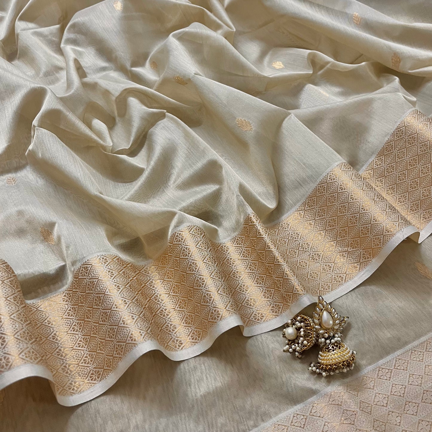 Light beige Maheshwari saree with zari motifs on pallu