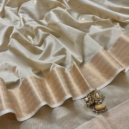 Light beige Maheshwari saree with zari motifs on pallu