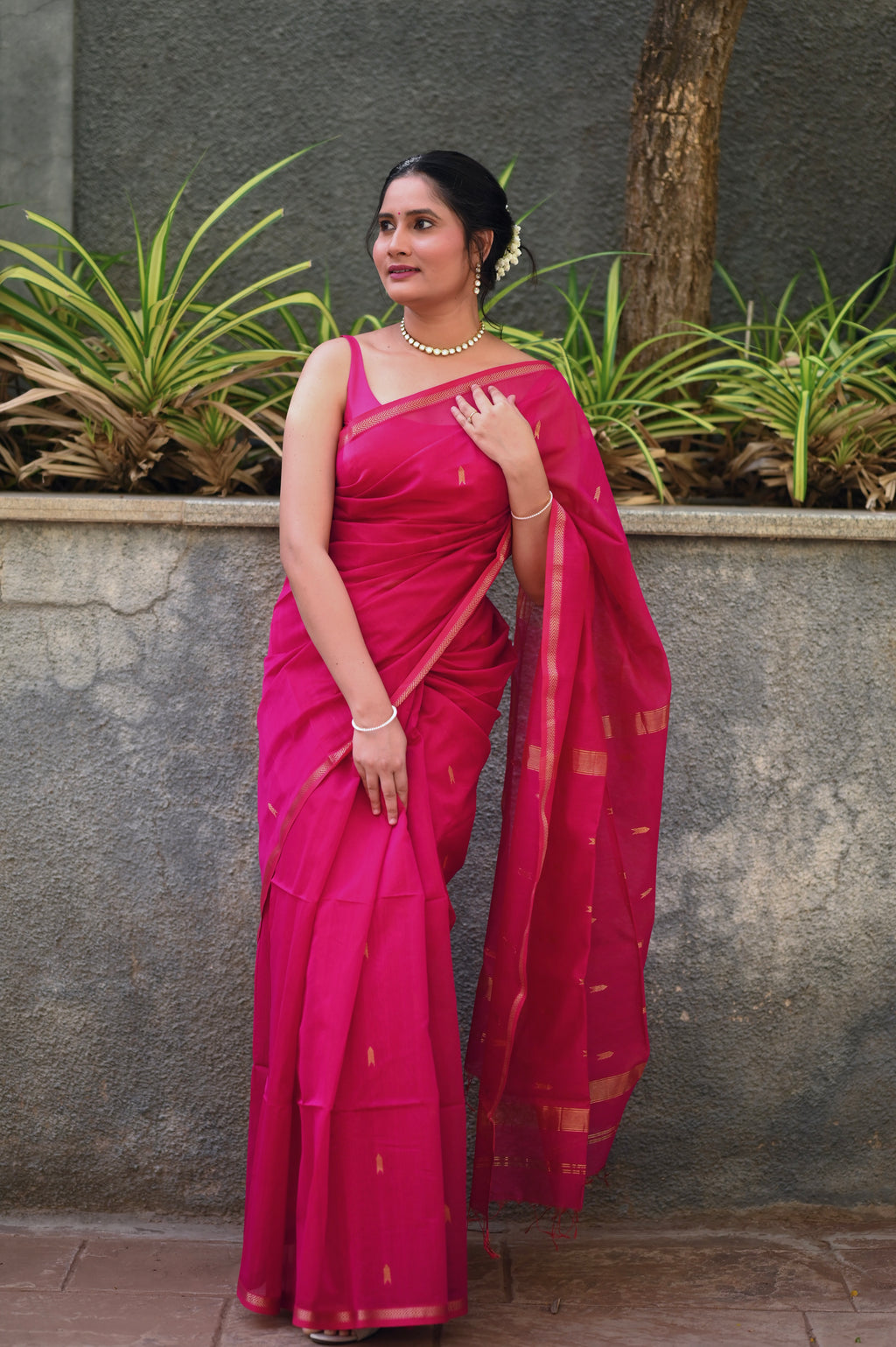 Rani pink maheshwari saree with zari border and zari bootis all over