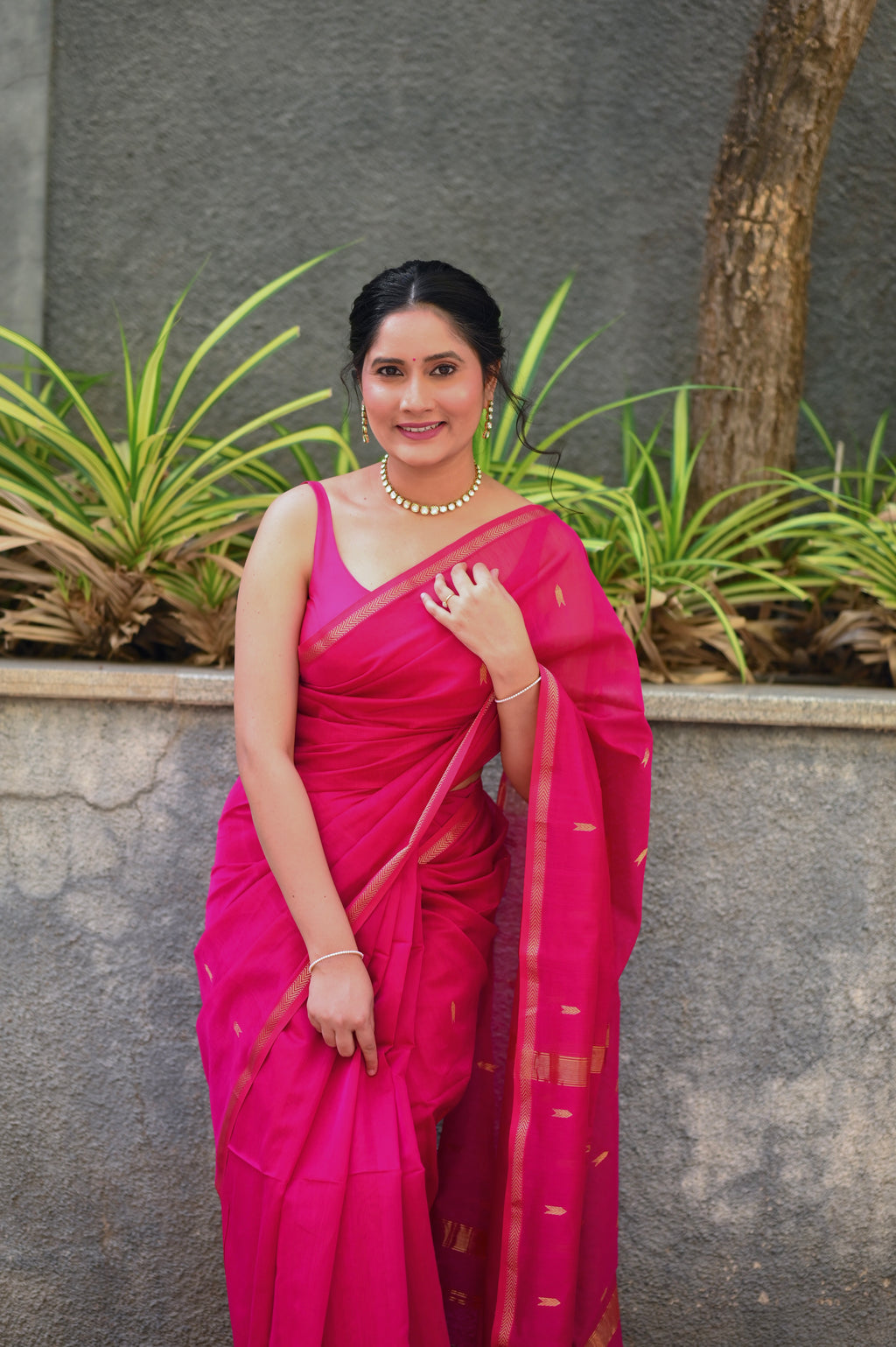 Rani pink maheshwari saree with zari border and zari bootis all over