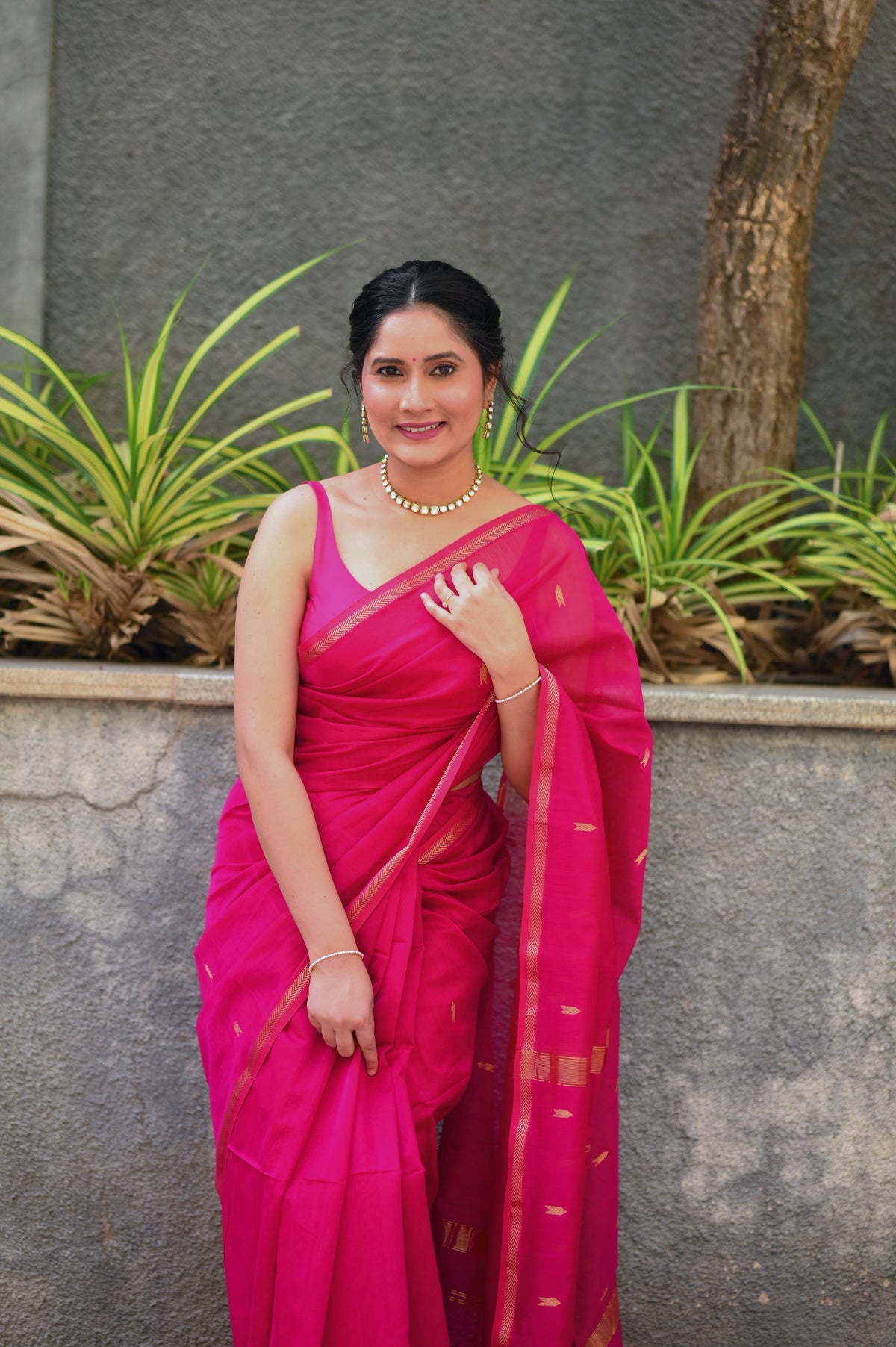 Rani pink maheshwari saree with zari border and zari bootis all over