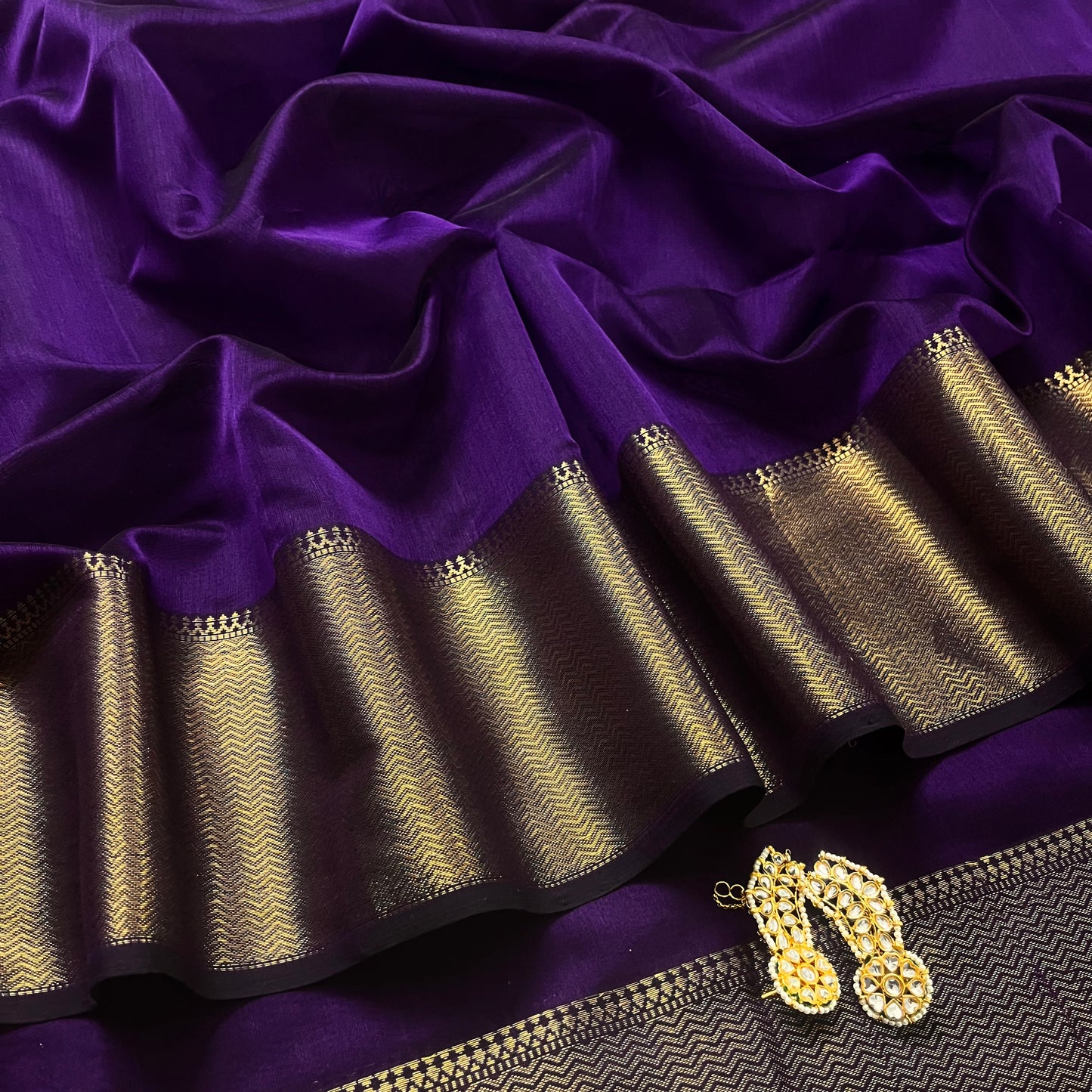 Dark purple Maheshwari saree with zari lines on pallu