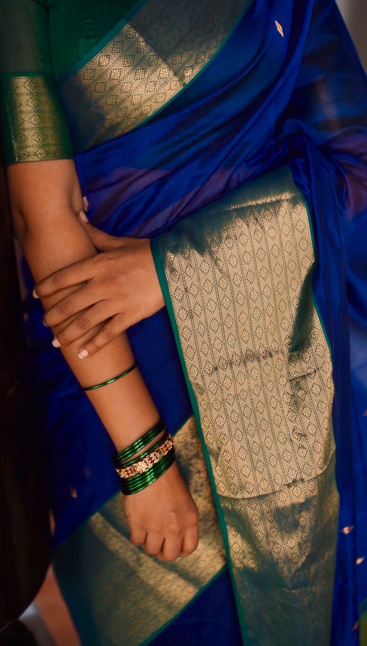 Dark blue & green maheshwari saree with zari pattern on pallu