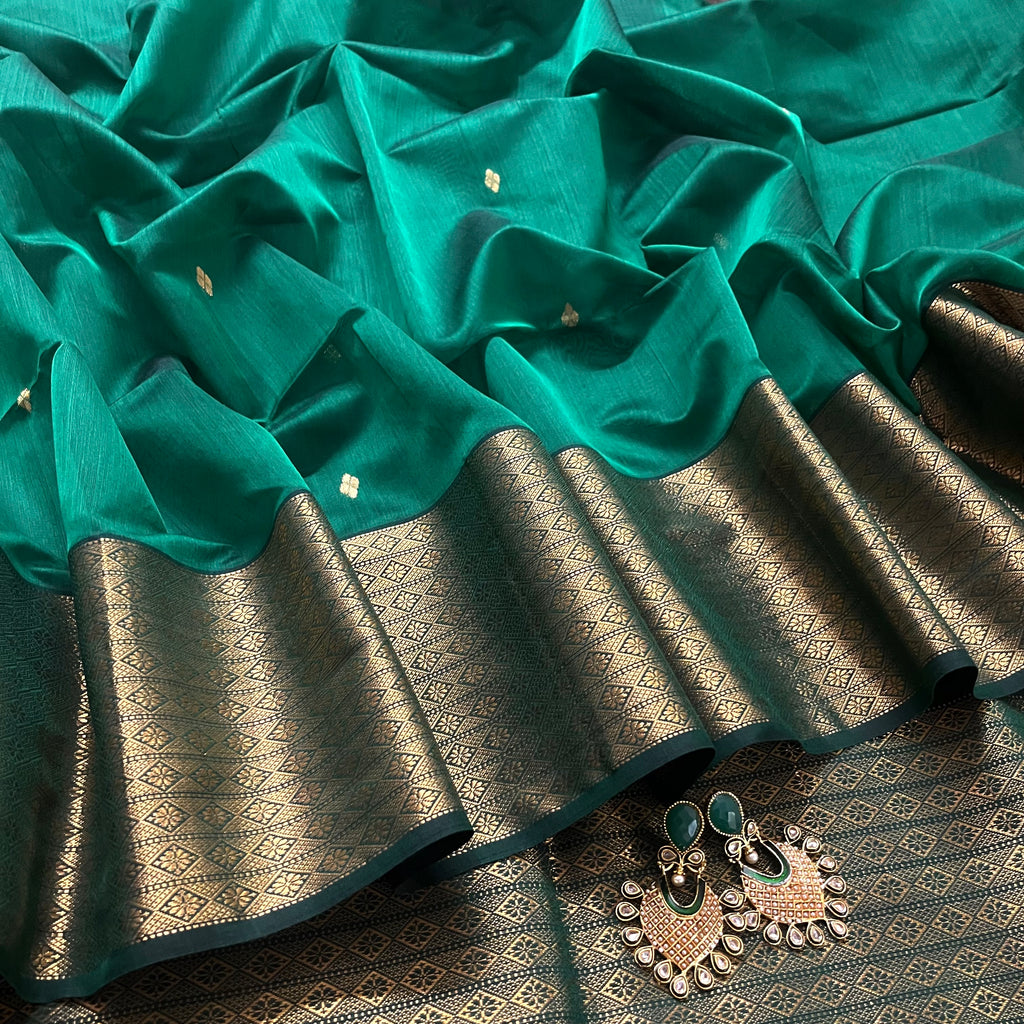 Dark green Maheshwari saree with zari pattern on pallu