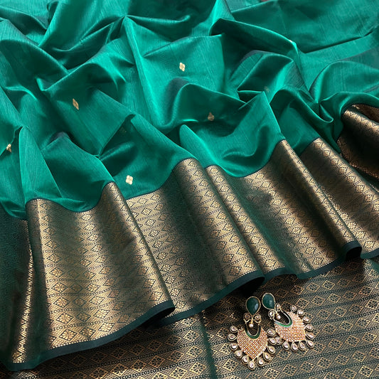 Dark green Maheshwari saree with zari pattern on pallu