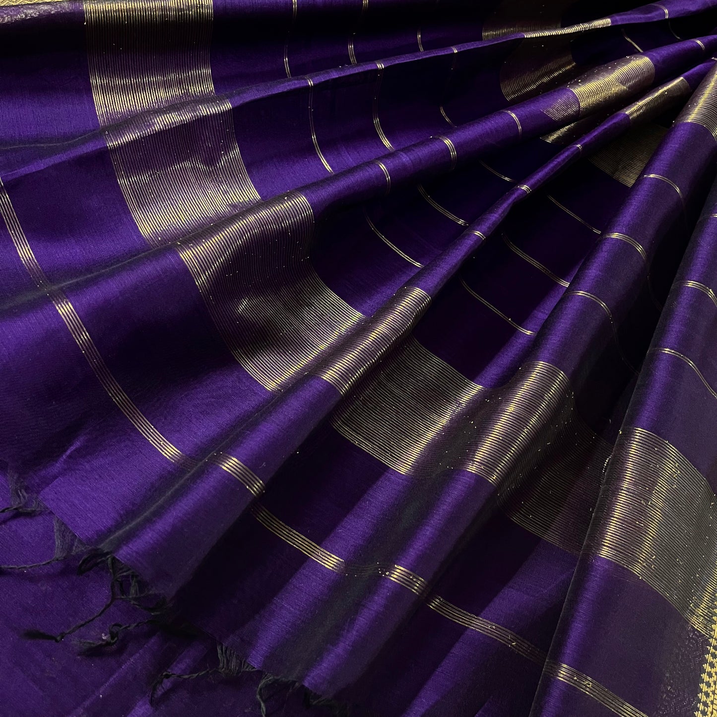 Dark purple Maheshwari saree with zari lines on pallu