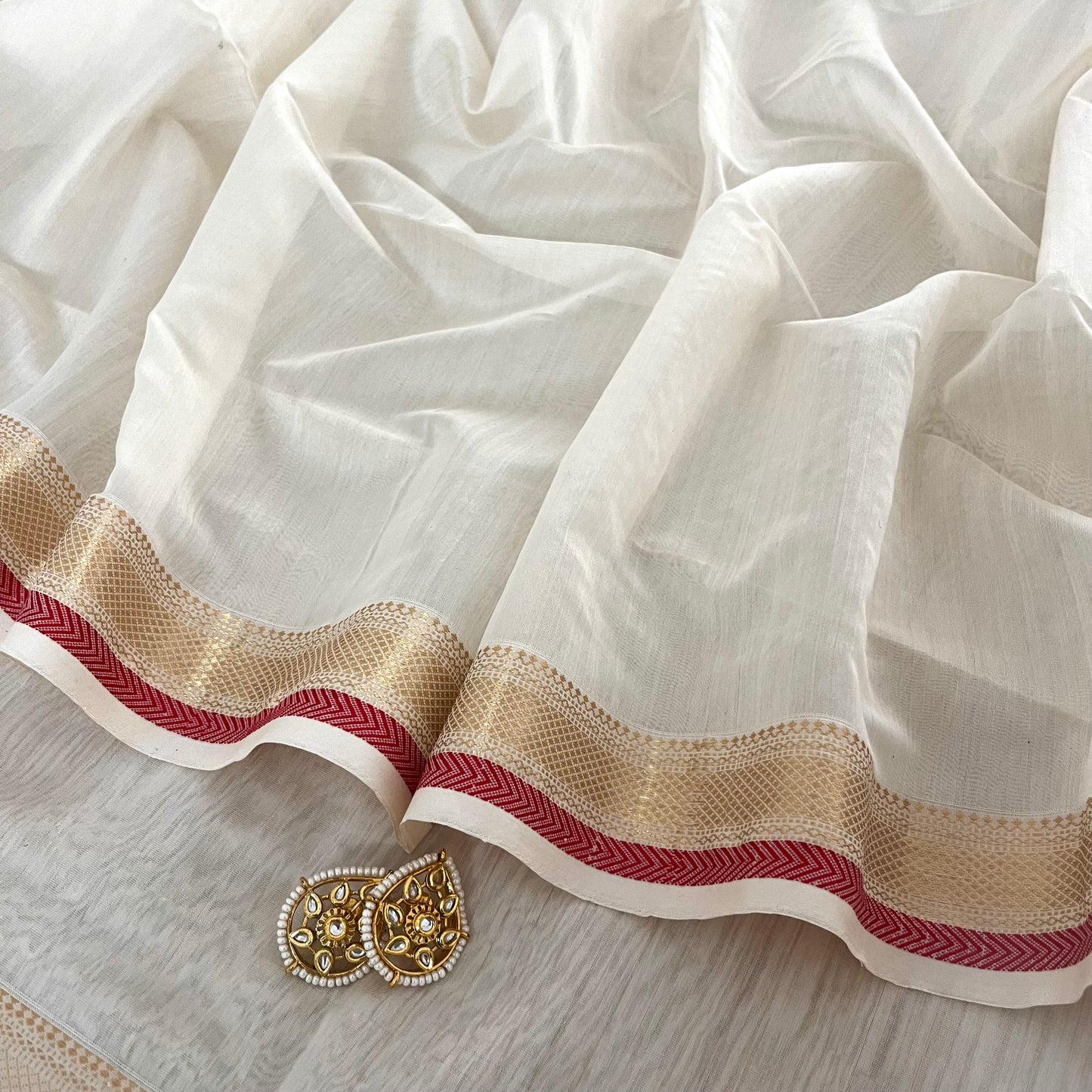 White and red Maheshwari saree with zari border