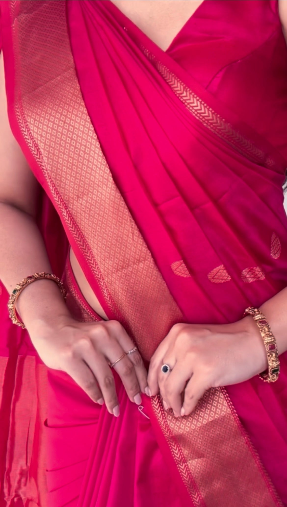 Rani pink Maheshwari silk saree with zari bootis all over