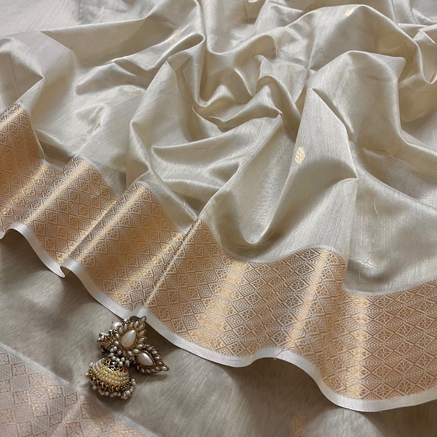 Light beige Maheshwari saree with zari motifs on pallu