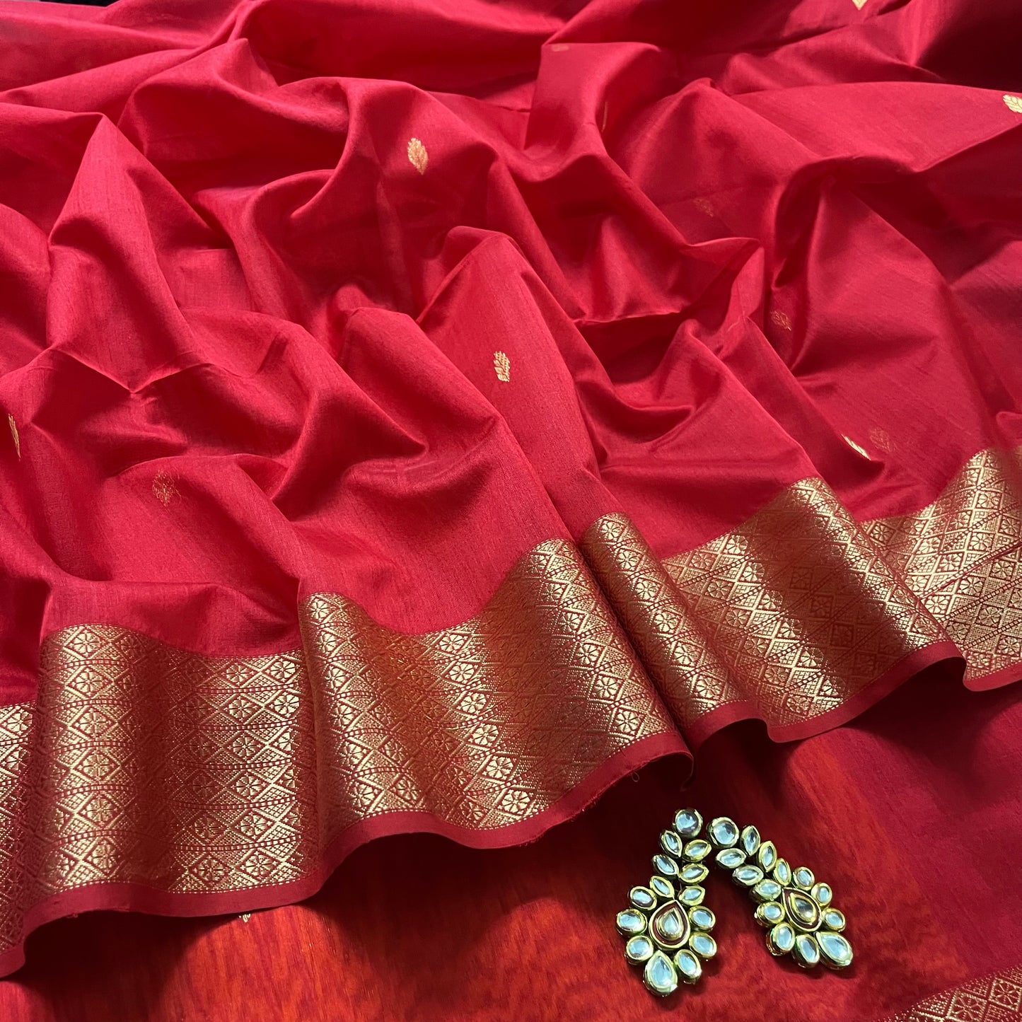 Red and orange Maheshwari saree with zari motifs on pallu