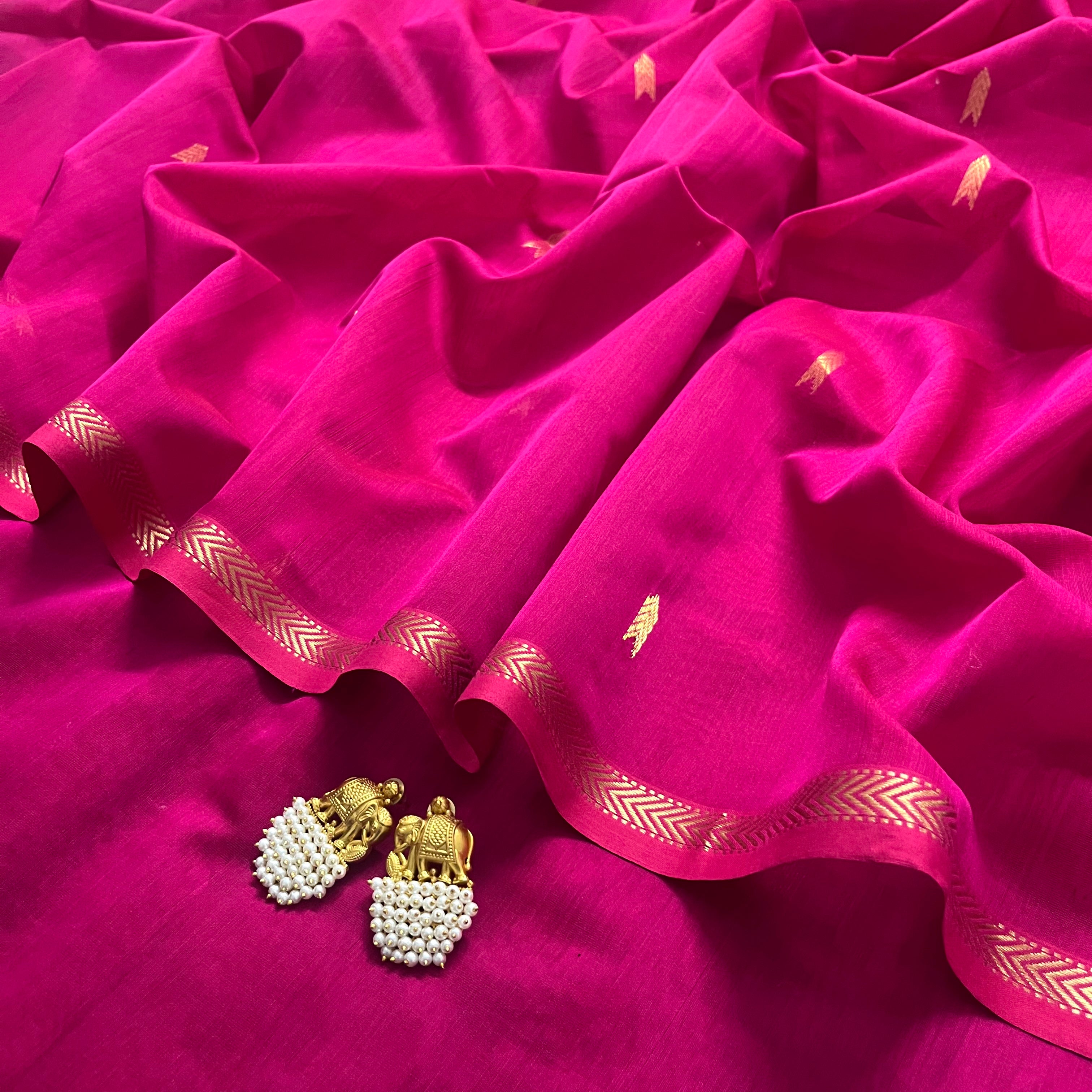 Rani pink maheshwari saree with zari border and zari bootis all over