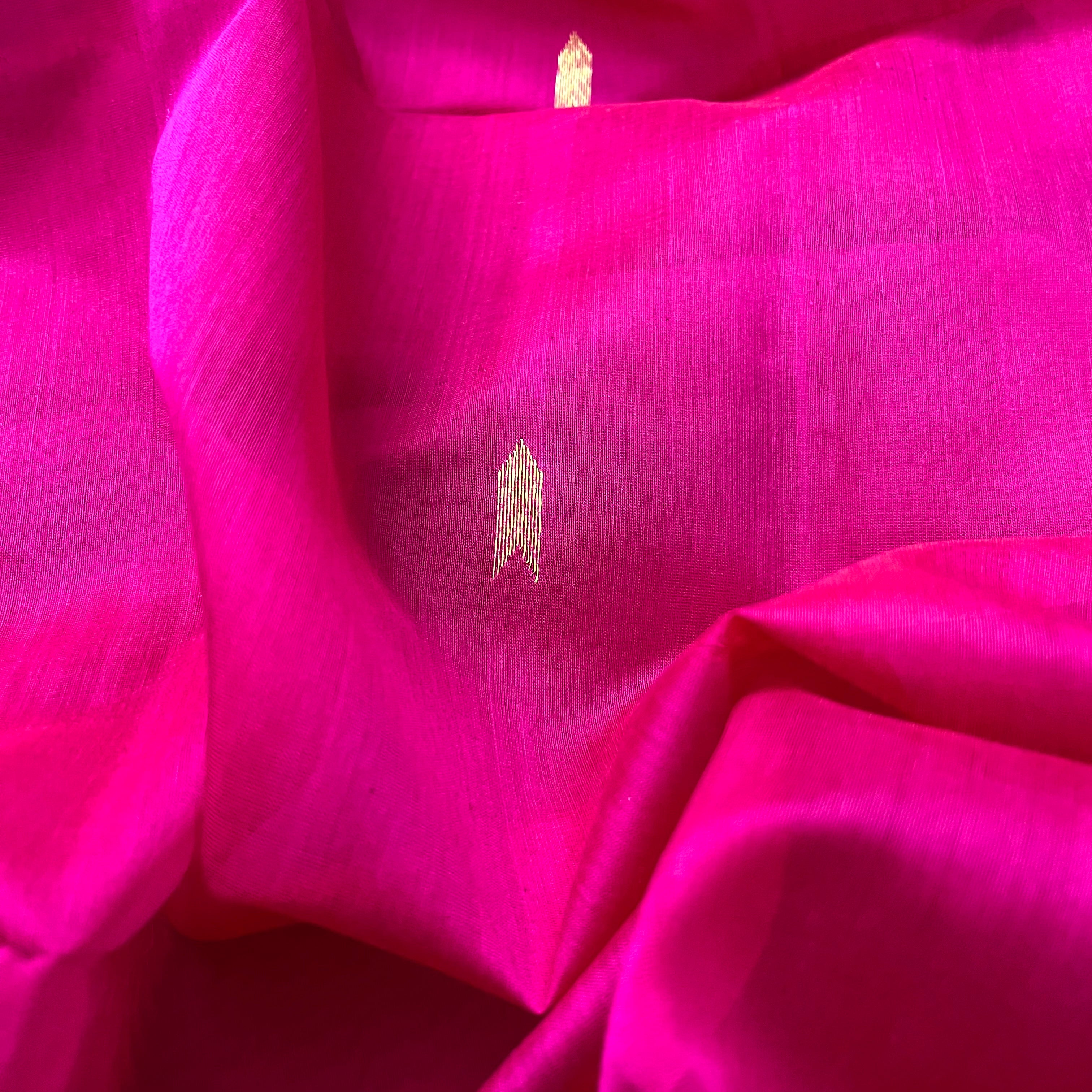 Rani pink maheshwari saree with zari border and zari bootis all over