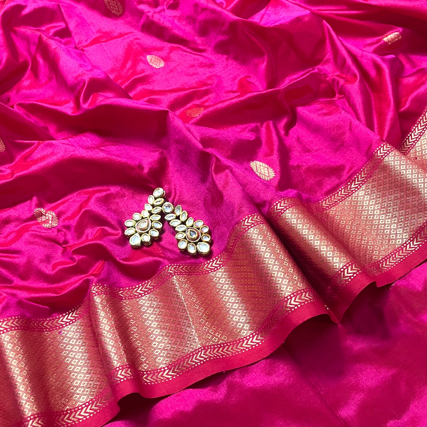Rani pink Maheshwari silk saree with zari bootis all over