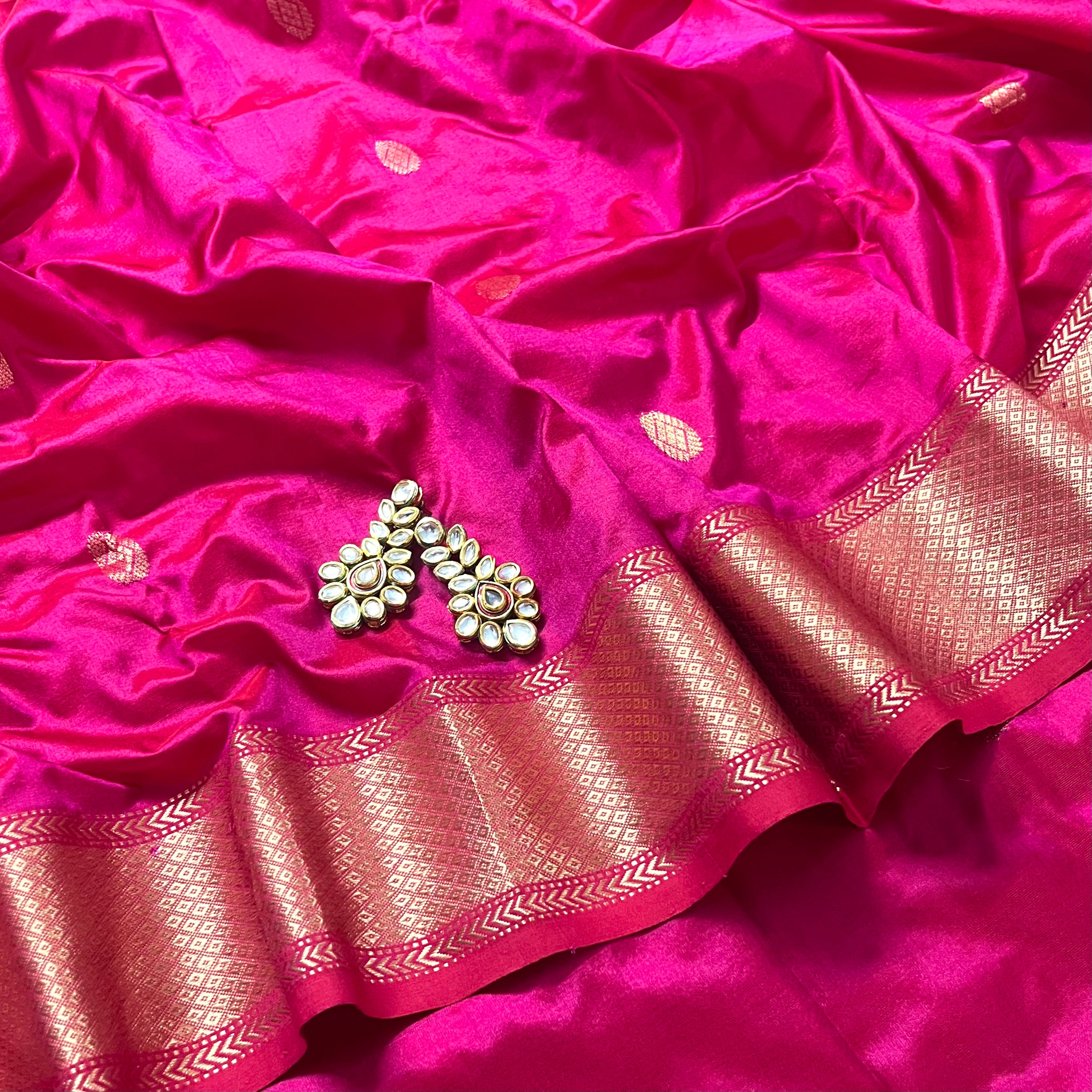 Rani pink Maheshwari silk saree with zari bootis all over